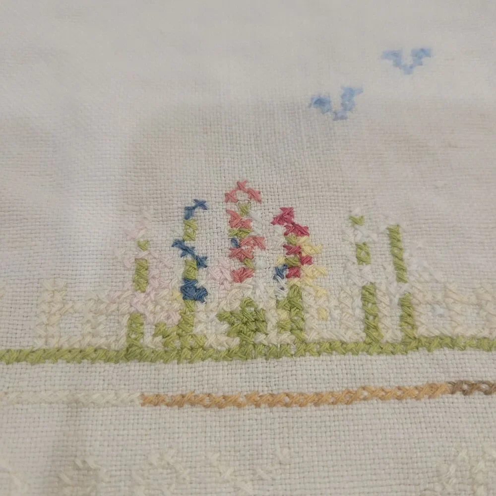 Vintage Table Linen Handmade Cross Stitch Embroidered Luncheon Cloth approx 28